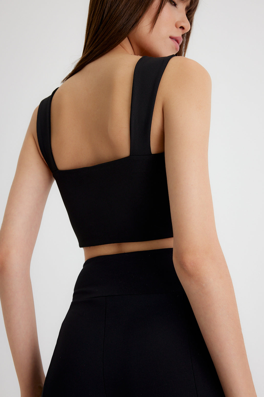 LARISA Siyah Kalın Askılı Crop Top
