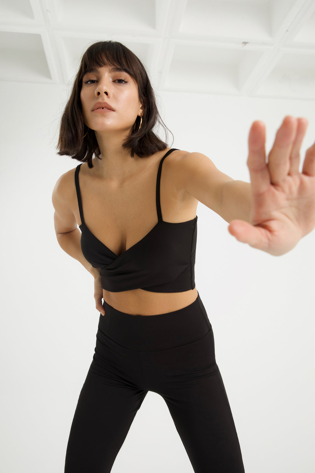 DIONE Siyah Çapraz Askılı Crop Top